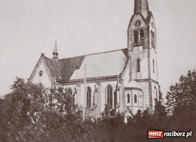 Zdjęcie w galerii na portalu naszraciborz.pl: 120 lat kościoła w Modzurowie. Urodzinową Mszę św. odprawił biskup Paweł Stobrawa wiadomości z regionu