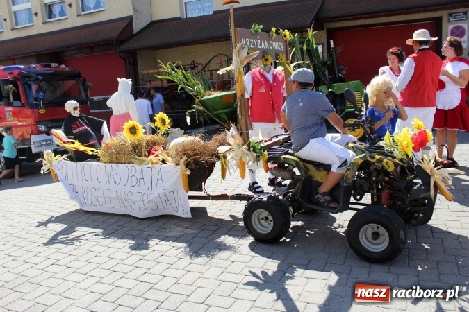 Zdjęcie w galerii na portalu naszraciborz.pl: Dożynki 2016. W Krzyżanowicach po żniwnioku baby do kurortów rozwiozą  wiadomości z regionu