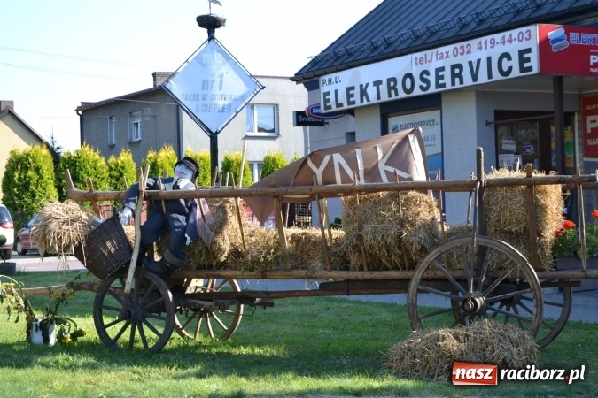 Zdjęcie w galerii na portalu naszraciborz.pl: Grupa trzymająca władzę na festynie dożynkowym w Krzyżanowicach wiadomości z regionu