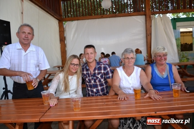 Zdjęcie w galerii na portalu naszraciborz.pl: Grupa trzymająca władzę na festynie dożynkowym w Krzyżanowicach wiadomości z regionu