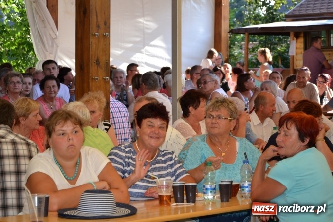 Zdjęcie w galerii na portalu naszraciborz.pl: Grupa trzymająca władzę na festynie dożynkowym w Krzyżanowicach wiadomości z regionu