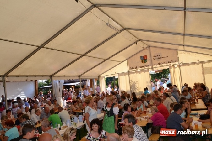 Zdjęcie w galerii na portalu naszraciborz.pl: Grupa trzymająca władzę na festynie dożynkowym w Krzyżanowicach wiadomości z regionu