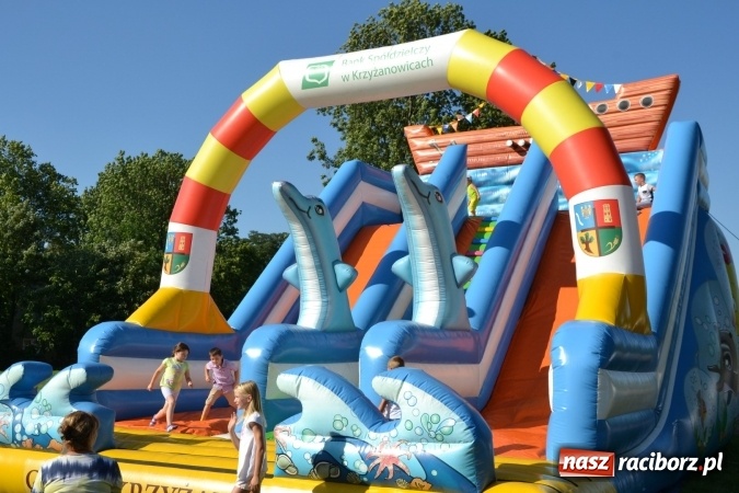 Zdjęcie w galerii na portalu naszraciborz.pl: Grupa trzymająca władzę na festynie dożynkowym w Krzyżanowicach wiadomości z regionu