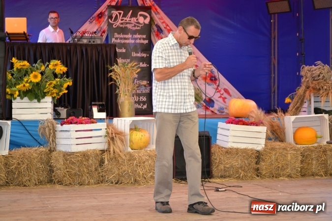 Zdjęcie w galerii na portalu naszraciborz.pl: Grupa trzymająca władzę na festynie dożynkowym w Krzyżanowicach wiadomości z regionu