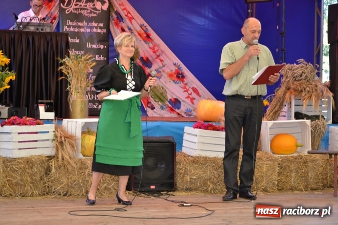 Zdjęcie w galerii na portalu naszraciborz.pl: Grupa trzymająca władzę na festynie dożynkowym w Krzyżanowicach wiadomości z regionu