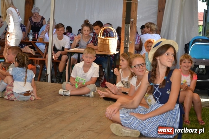 Zdjęcie w galerii na portalu naszraciborz.pl: Grupa trzymająca władzę na festynie dożynkowym w Krzyżanowicach wiadomości z regionu