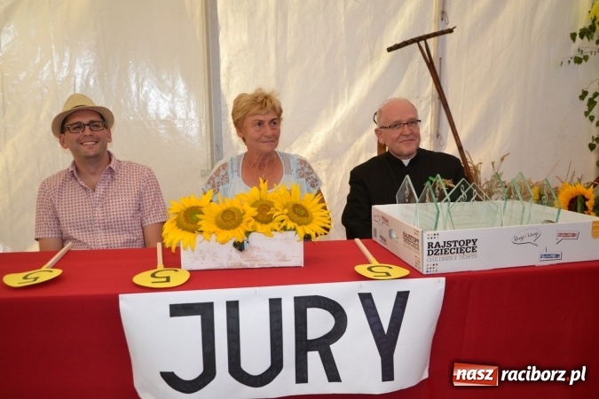 Zdjęcie w galerii na portalu naszraciborz.pl: Grupa trzymająca władzę na festynie dożynkowym w Krzyżanowicach wiadomości z regionu