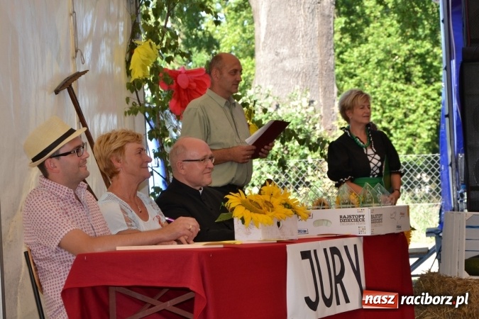 Zdjęcie w galerii na portalu naszraciborz.pl: Grupa trzymająca władzę na festynie dożynkowym w Krzyżanowicach wiadomości z regionu