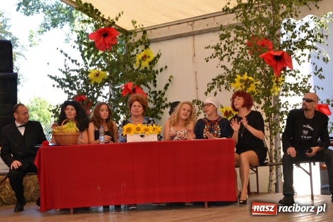 Zdjęcie w galerii na portalu naszraciborz.pl: Grupa trzymająca władzę na festynie dożynkowym w Krzyżanowicach wiadomości z regionu