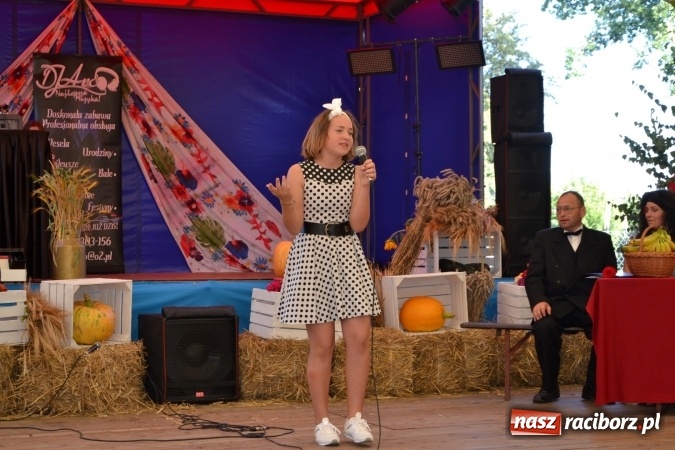 Zdjęcie w galerii na portalu naszraciborz.pl: Grupa trzymająca władzę na festynie dożynkowym w Krzyżanowicach wiadomości z regionu