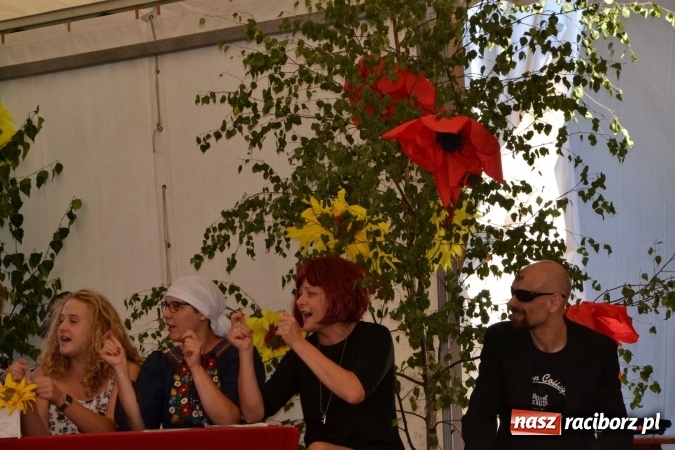 Zdjęcie w galerii na portalu naszraciborz.pl: Grupa trzymająca władzę na festynie dożynkowym w Krzyżanowicach wiadomości z regionu