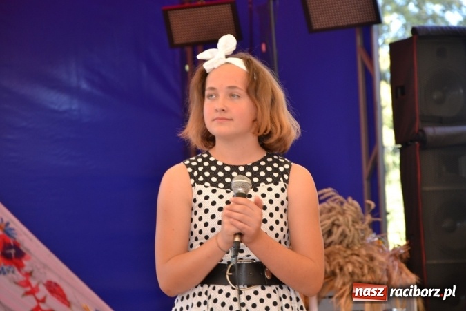 Zdjęcie w galerii na portalu naszraciborz.pl: Grupa trzymająca władzę na festynie dożynkowym w Krzyżanowicach wiadomości z regionu