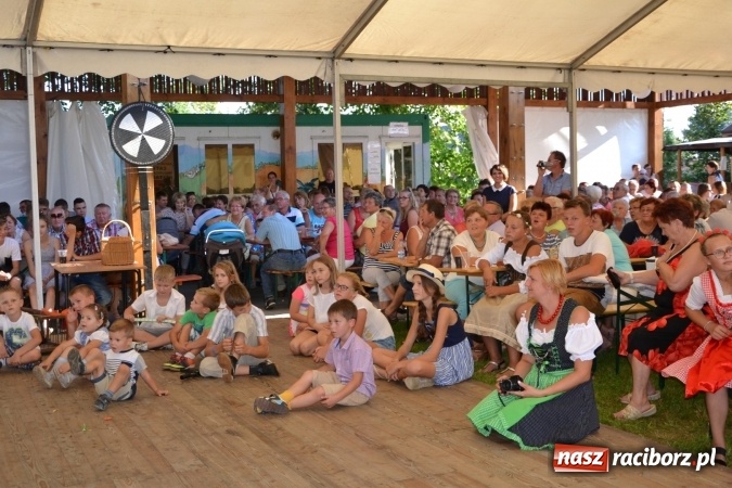 Zdjęcie w galerii na portalu naszraciborz.pl: Grupa trzymająca władzę na festynie dożynkowym w Krzyżanowicach wiadomości z regionu
