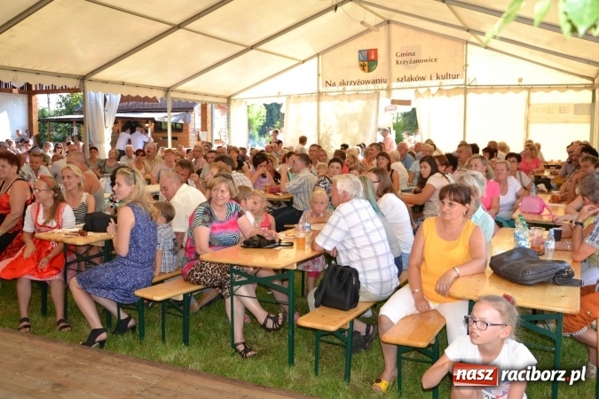 Zdjęcie w galerii na portalu naszraciborz.pl: Grupa trzymająca władzę na festynie dożynkowym w Krzyżanowicach wiadomości z regionu