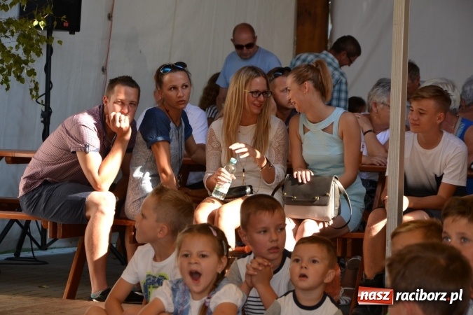 Zdjęcie w galerii na portalu naszraciborz.pl: Grupa trzymająca władzę na festynie dożynkowym w Krzyżanowicach wiadomości z regionu