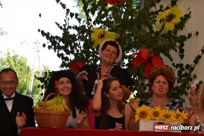 Zdjęcie w galerii na portalu naszraciborz.pl: Grupa trzymająca władzę na festynie dożynkowym w Krzyżanowicach wiadomości z regionu