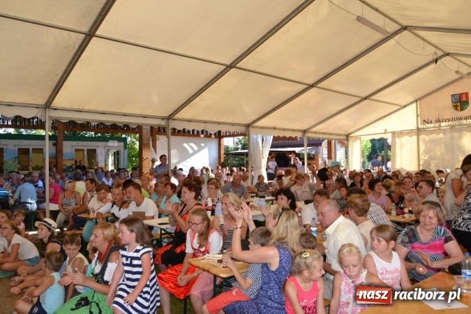 Zdjęcie w galerii na portalu naszraciborz.pl: Grupa trzymająca władzę na festynie dożynkowym w Krzyżanowicach wiadomości z regionu