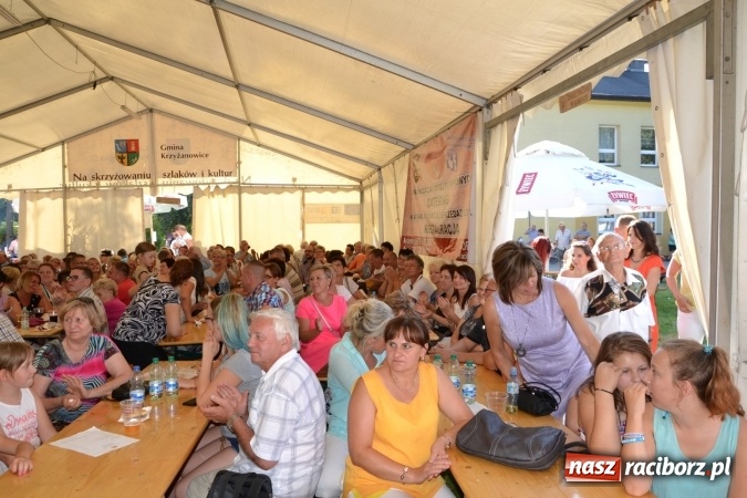 Zdjęcie w galerii na portalu naszraciborz.pl: Grupa trzymająca władzę na festynie dożynkowym w Krzyżanowicach wiadomości z regionu