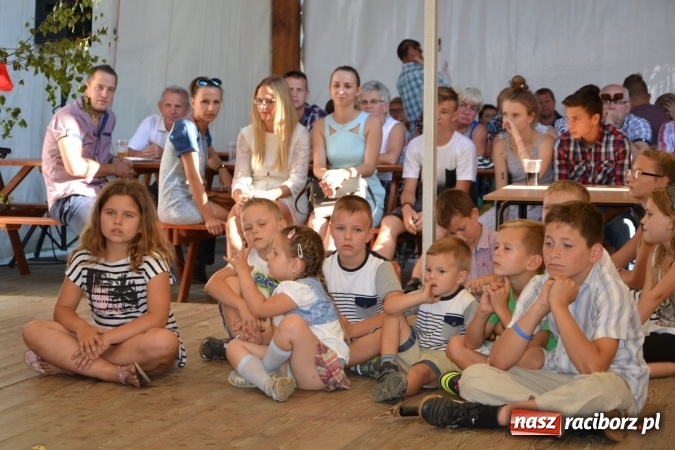 Zdjęcie w galerii na portalu naszraciborz.pl: Grupa trzymająca władzę na festynie dożynkowym w Krzyżanowicach wiadomości z regionu