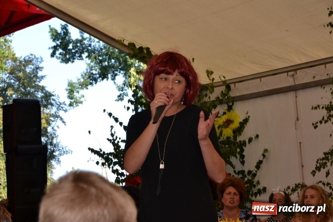 Zdjęcie w galerii na portalu naszraciborz.pl: Grupa trzymająca władzę na festynie dożynkowym w Krzyżanowicach wiadomości z regionu