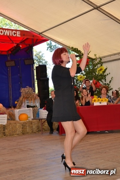 Zdjęcie w galerii na portalu naszraciborz.pl: Grupa trzymająca władzę na festynie dożynkowym w Krzyżanowicach wiadomości z regionu