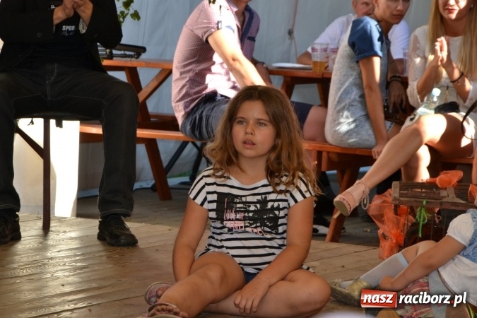 Zdjęcie w galerii na portalu naszraciborz.pl: Grupa trzymająca władzę na festynie dożynkowym w Krzyżanowicach wiadomości z regionu