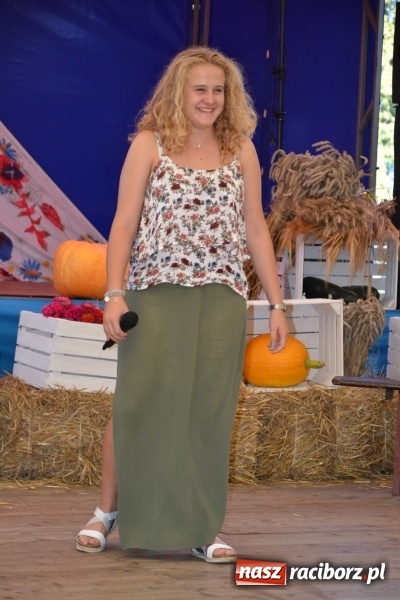 Zdjęcie w galerii na portalu naszraciborz.pl: Grupa trzymająca władzę na festynie dożynkowym w Krzyżanowicach wiadomości z regionu