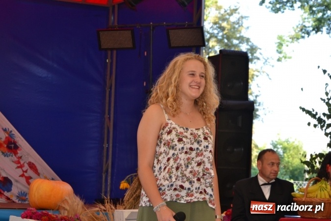 Zdjęcie w galerii na portalu naszraciborz.pl: Grupa trzymająca władzę na festynie dożynkowym w Krzyżanowicach wiadomości z regionu