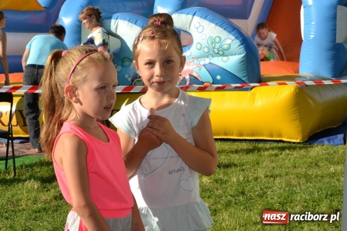 Zdjęcie w galerii na portalu naszraciborz.pl: Grupa trzymająca władzę na festynie dożynkowym w Krzyżanowicach wiadomości z regionu