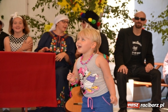 Zdjęcie w galerii na portalu naszraciborz.pl: Grupa trzymająca władzę na festynie dożynkowym w Krzyżanowicach wiadomości z regionu