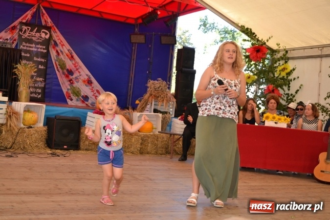 Zdjęcie w galerii na portalu naszraciborz.pl: Grupa trzymająca władzę na festynie dożynkowym w Krzyżanowicach wiadomości z regionu