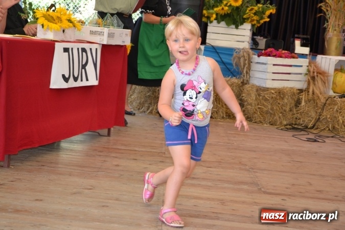 Zdjęcie w galerii na portalu naszraciborz.pl: Grupa trzymająca władzę na festynie dożynkowym w Krzyżanowicach wiadomości z regionu