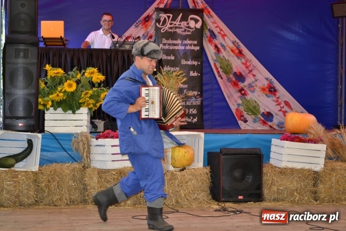 Zdjęcie w galerii na portalu naszraciborz.pl: Grupa trzymająca władzę na festynie dożynkowym w Krzyżanowicach wiadomości z regionu