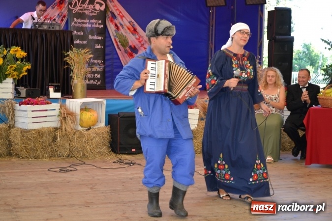 Zdjęcie w galerii na portalu naszraciborz.pl: Grupa trzymająca władzę na festynie dożynkowym w Krzyżanowicach wiadomości z regionu