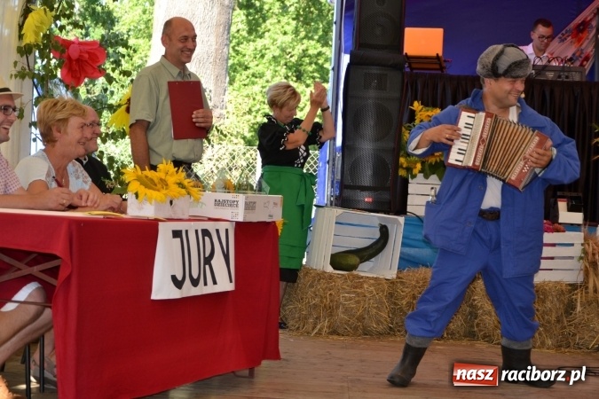 Zdjęcie w galerii na portalu naszraciborz.pl: Grupa trzymająca władzę na festynie dożynkowym w Krzyżanowicach wiadomości z regionu