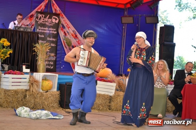 Zdjęcie w galerii na portalu naszraciborz.pl: Grupa trzymająca władzę na festynie dożynkowym w Krzyżanowicach wiadomości z regionu