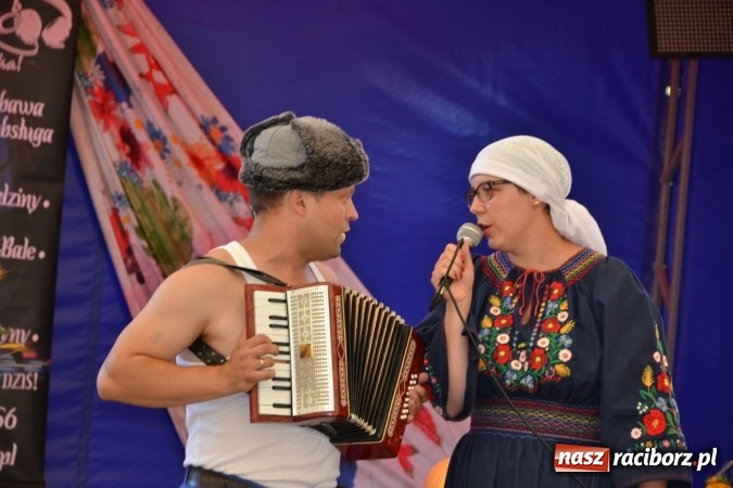 Zdjęcie w galerii na portalu naszraciborz.pl: Grupa trzymająca władzę na festynie dożynkowym w Krzyżanowicach wiadomości z regionu