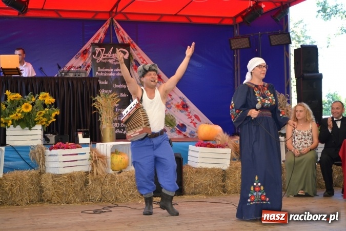 Zdjęcie w galerii na portalu naszraciborz.pl: Grupa trzymająca władzę na festynie dożynkowym w Krzyżanowicach wiadomości z regionu