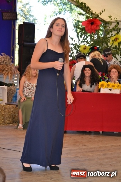 Zdjęcie w galerii na portalu naszraciborz.pl: Grupa trzymająca władzę na festynie dożynkowym w Krzyżanowicach wiadomości z regionu