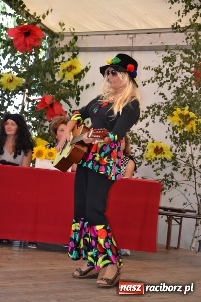 Zdjęcie w galerii na portalu naszraciborz.pl: Grupa trzymająca władzę na festynie dożynkowym w Krzyżanowicach wiadomości z regionu