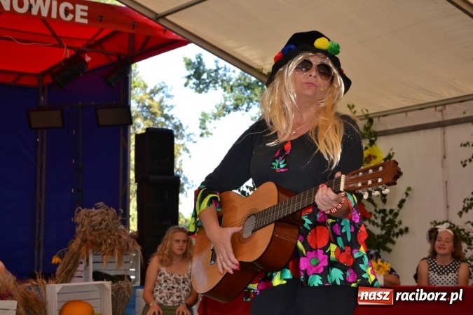 Zdjęcie w galerii na portalu naszraciborz.pl: Grupa trzymająca władzę na festynie dożynkowym w Krzyżanowicach wiadomości z regionu