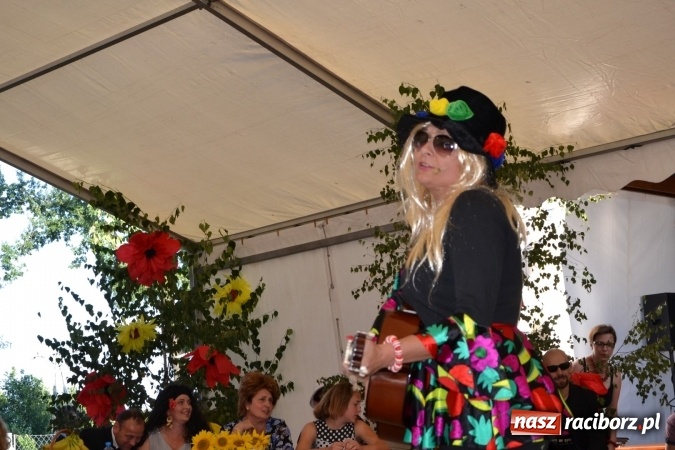 Zdjęcie w galerii na portalu naszraciborz.pl: Grupa trzymająca władzę na festynie dożynkowym w Krzyżanowicach wiadomości z regionu