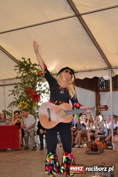 Zdjęcie w galerii na portalu naszraciborz.pl: Grupa trzymająca władzę na festynie dożynkowym w Krzyżanowicach wiadomości z regionu