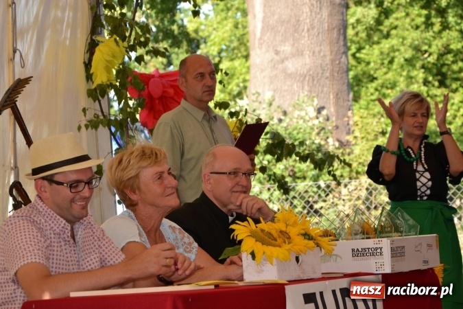 Zdjęcie w galerii na portalu naszraciborz.pl: Grupa trzymająca władzę na festynie dożynkowym w Krzyżanowicach wiadomości z regionu