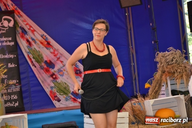 Zdjęcie w galerii na portalu naszraciborz.pl: Grupa trzymająca władzę na festynie dożynkowym w Krzyżanowicach wiadomości z regionu