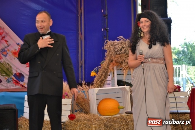 Zdjęcie w galerii na portalu naszraciborz.pl: Grupa trzymająca władzę na festynie dożynkowym w Krzyżanowicach wiadomości z regionu