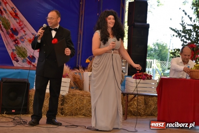 Zdjęcie w galerii na portalu naszraciborz.pl: Grupa trzymająca władzę na festynie dożynkowym w Krzyżanowicach wiadomości z regionu