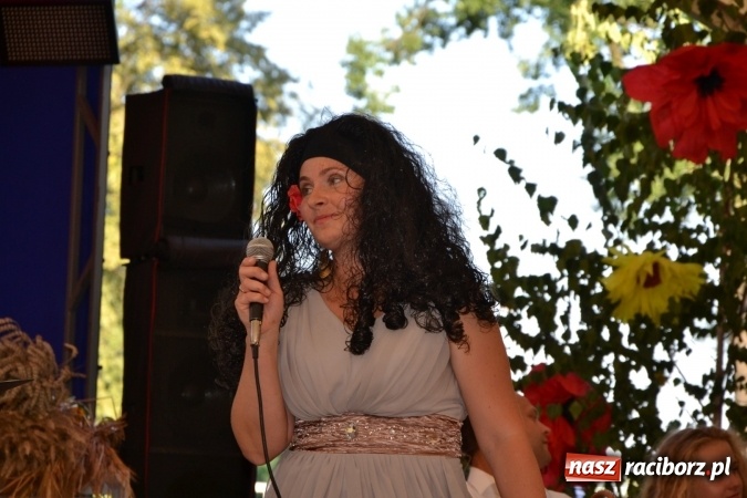 Zdjęcie w galerii na portalu naszraciborz.pl: Grupa trzymająca władzę na festynie dożynkowym w Krzyżanowicach wiadomości z regionu