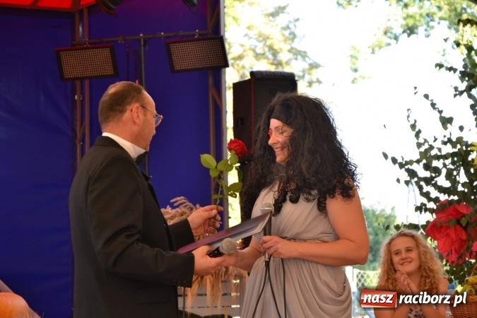 Zdjęcie w galerii na portalu naszraciborz.pl: Grupa trzymająca władzę na festynie dożynkowym w Krzyżanowicach wiadomości z regionu