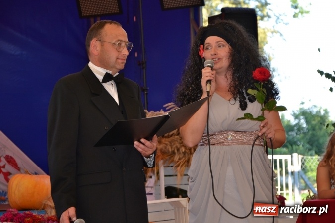 Zdjęcie w galerii na portalu naszraciborz.pl: Grupa trzymająca władzę na festynie dożynkowym w Krzyżanowicach wiadomości z regionu